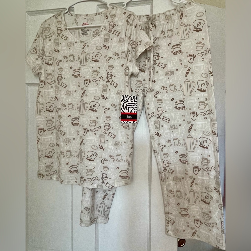 BNWT!Unbranded Sample,”Coffee Talk"😻☕️short sleeve,V neck capris,PJs,pale coffee